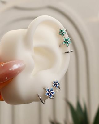 💐 Pentru cele care iubesc delicatețea cu o notă originală. Cerceii noștri de argint cu flori creează impresia de doi...